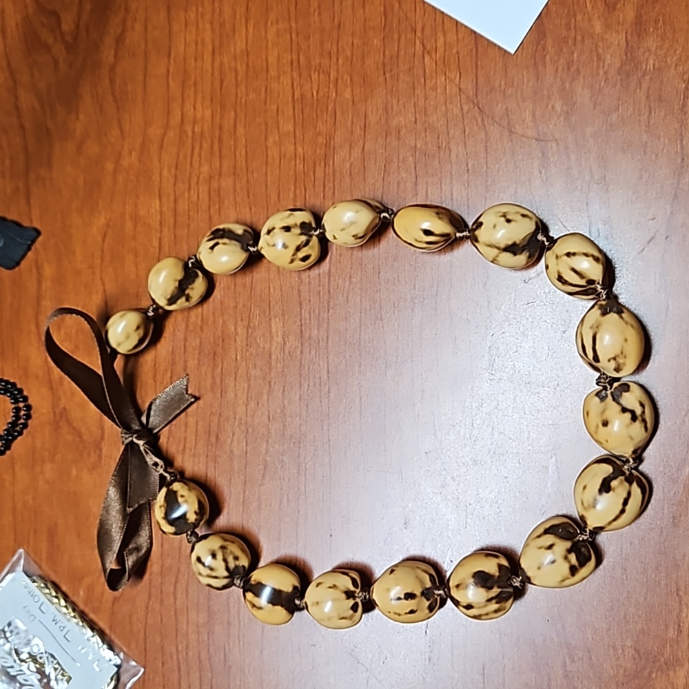 20" Tiger Kuki Nut Shell Lei with Ribbon - Necklace - Picture 5 of 5